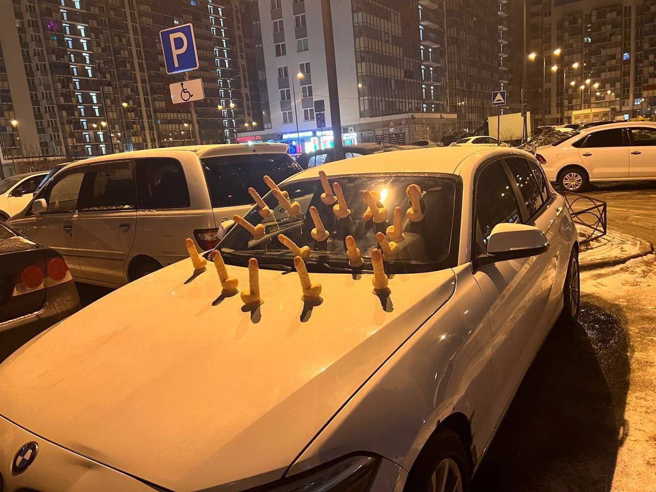 В Петербурге нарушившему правила парковки владельцу BMW устроили необычный "тюнинг"